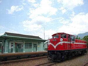 阿里山森林鐵路本線連接嘉義站與阿里山站，沿途欣賞壯麗的山林景色。