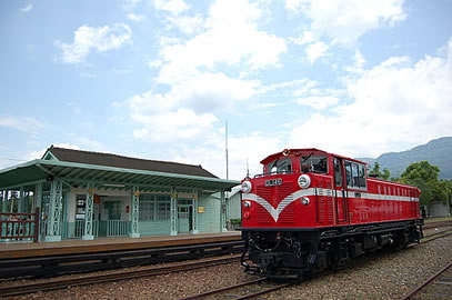 阿里山森林鐵路本線連接嘉義站與阿里山站，沿途欣賞壯麗的山林景色。